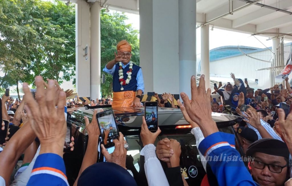 Capres Anies Disambut Ribuan Masyarakat Di Kualanamu