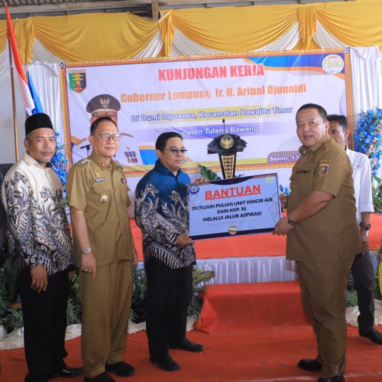 Gubernur Lampung Didamping Pj. Bupati Berikan Bantuan P3UW Tulang Bawang 