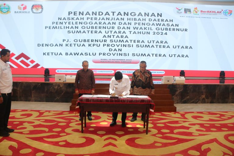  Pj Gubernur Hassanudin Serahkan Hibah Daerah ke KPU dan Bawaslu Sumut