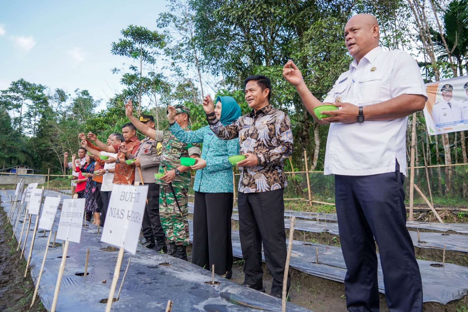 Dukung Gertanimas Pj Gubernur Sumut Tanam Jagung Di Smkn Tuhemberua