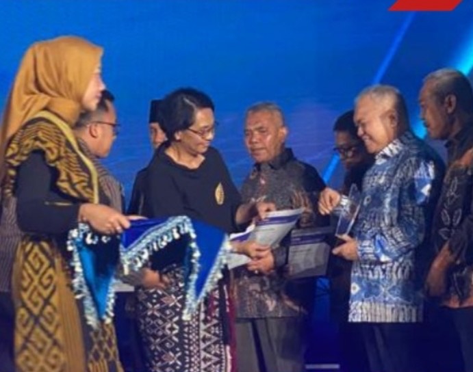 Pj Gubsu Terima Penghargaan Sumut 5 Besar Nasional 'Jawara Belajar'