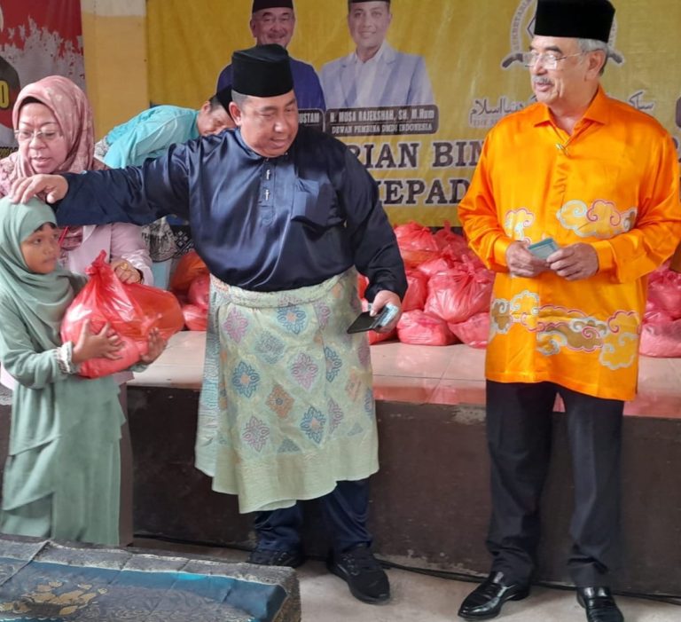 Presiden DMDI Tun Seri Setia HM Ali Rustam Bagikan 500 Bingkisan Gratis