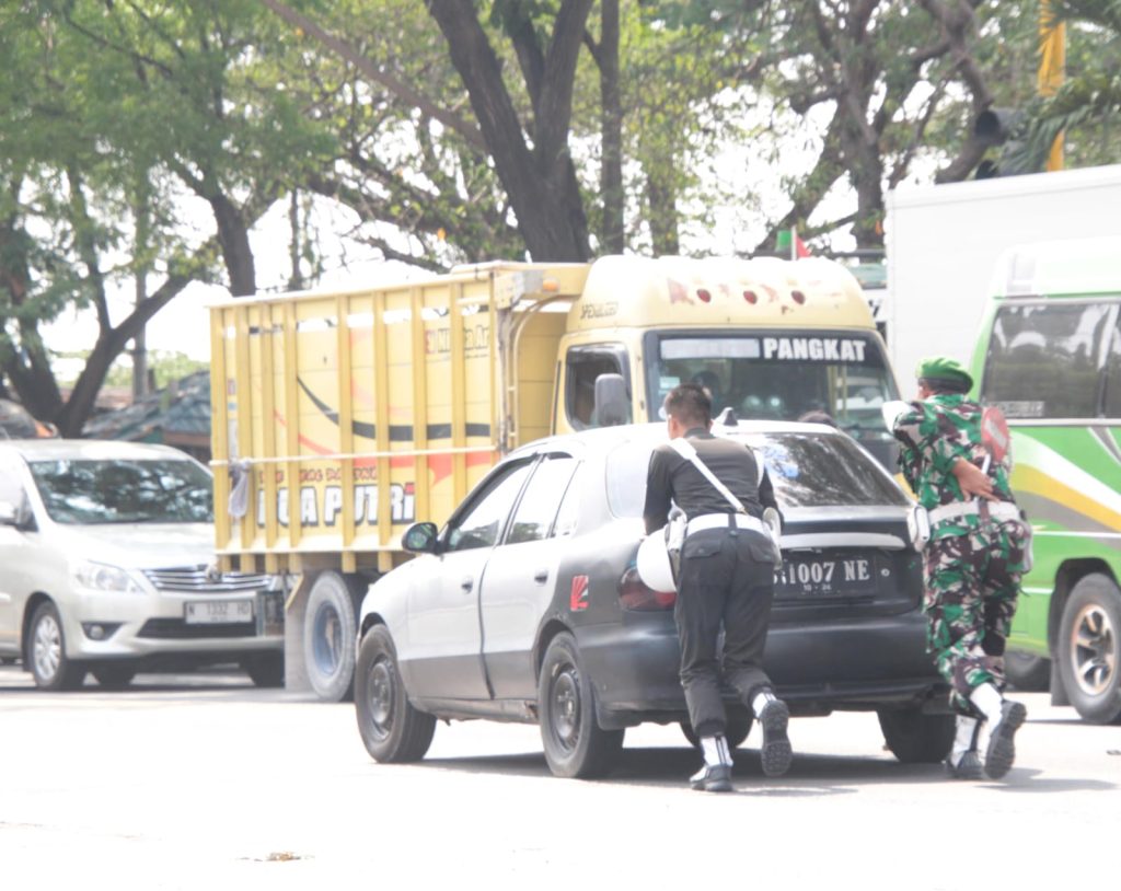 Provost Kodim Lamongan Bantu Dorong Mobil Mogok