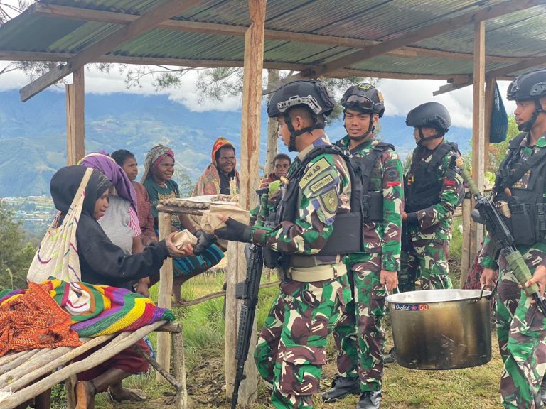 Ribuan Nasi Bungkus Dibagikan Prajurit Rusa Hitam  