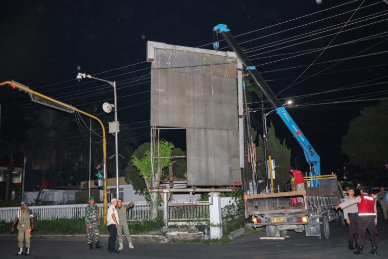 Satpol PP Kota Siantar Bongkar Reklame Tak Kantongi Izin