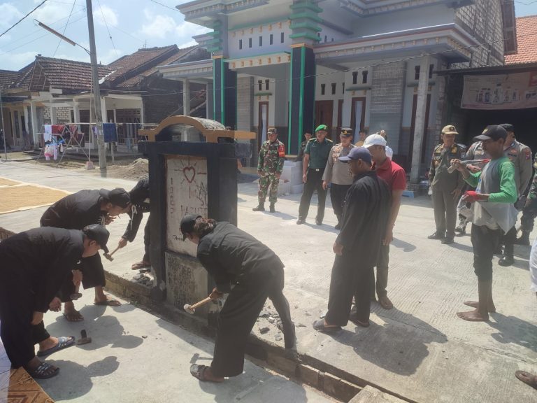 TNI dan Polri Bersinergi Bongkar Tugu Silat di Lamongan