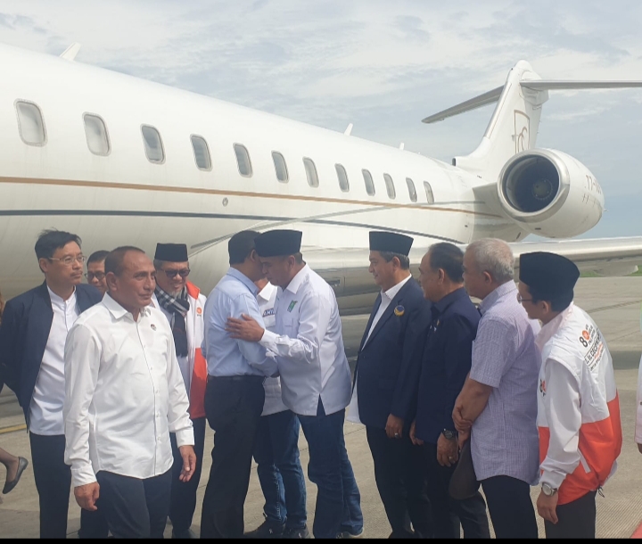 Anies Baswedan Peluk Ketua PKB Sumut Suhaini Nasution di Kualanamu Medan