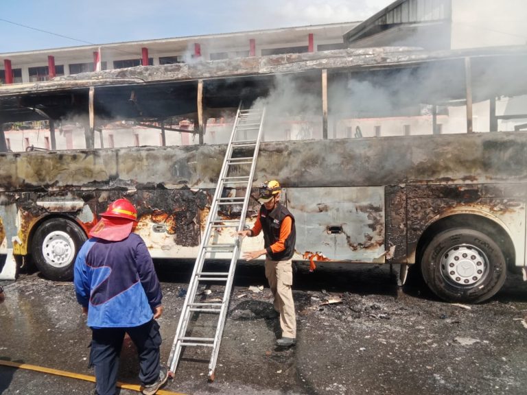 Damkar Pemko Siantar Sukses Padamkan Bus Nice Trans yang Terbakar Ditepi Jalan