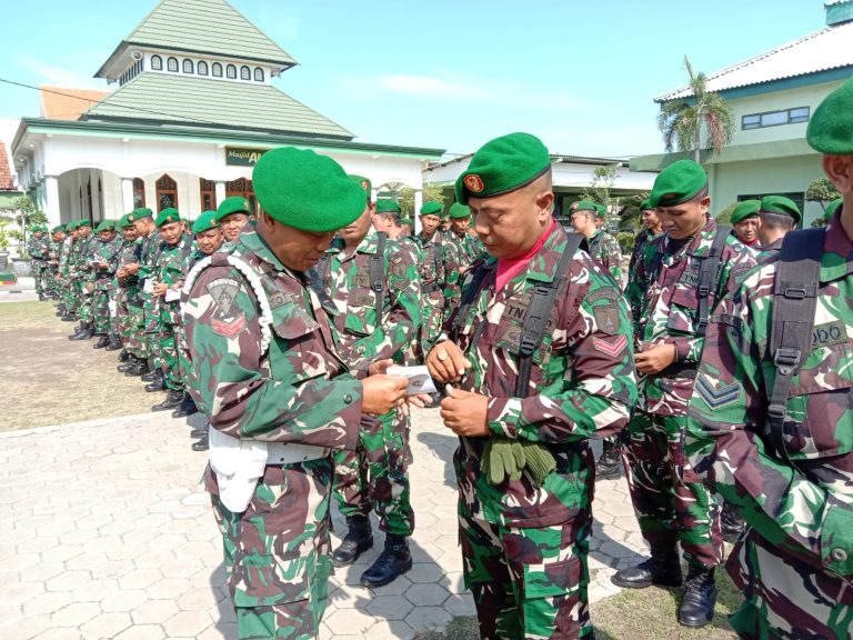 Dandim Lamongan Bekali Prajurit Buku Saku Netralitas TNI