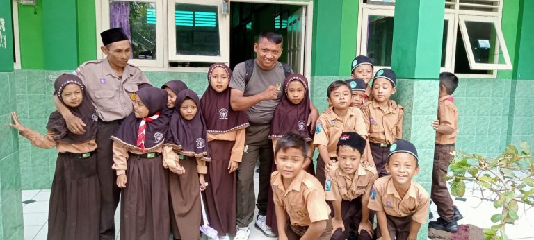 Dongkrak Semangat Belajar Siswa, Danramil Sugio Beri Kado Sepatu  