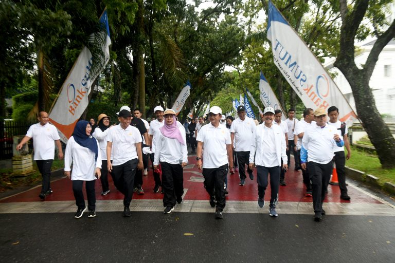 Jalan Sehat Meriahkan HUT ke-52 KORPRI