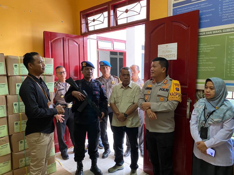 Kapolres Simalungun Tinjau Logistik Kertas Suara Pemilu di KPU Kabupaten Simalungun