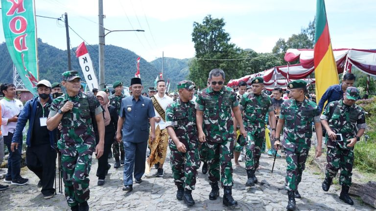 Kasdam Brawijaya Dampingi Kunjungan KASAD di Gunung Lawu