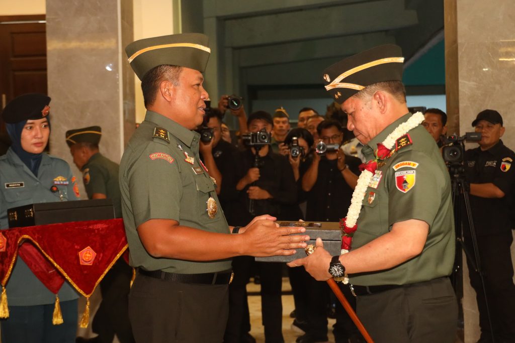 Kedatangan Mayjen TNI Rafael Granada Baay Disambut Ratusan Prajurit dan Persit di Lingkungan Kodam Brawijaya