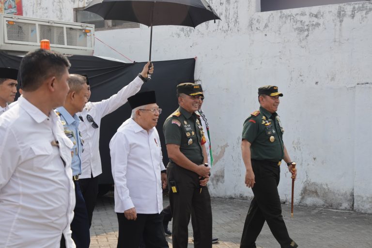 Mayjen TNI Rafael Granada Sambut Kedatangan Wapres RI di Jawa Timur