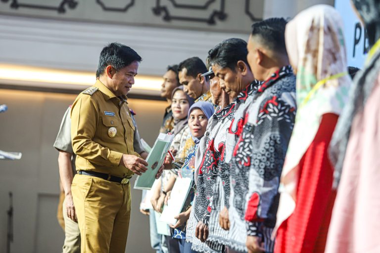 Pemprov Sumut Serahkan Sertifikat Tanah kepada Masyarakat