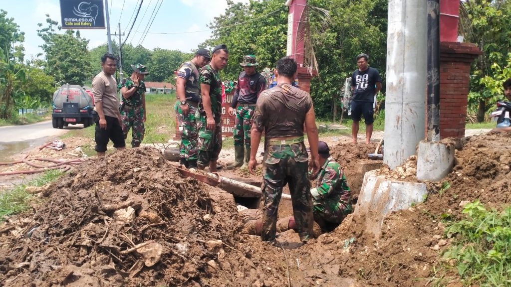 Personel Koramil Ngimbang Diterjunkan, Perbaiki Saluran Irigasi