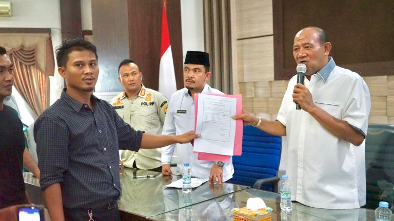 Plt Bupati Langkat H. Syah Afandin, SH terima audiensi Aksi Damai peserta PPPK Guru 2023 Kabupaten Langkat