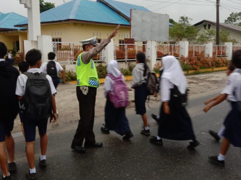 Polsek Tanah Jawa Jaga Kelancaran Lalin dan Sampaikan Pesan Kamtibmas di Depan SMP N 2 Tanah Jawa