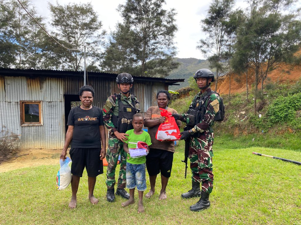 Prajurit Rusa Hitam Bagikan Bingkisan Natal