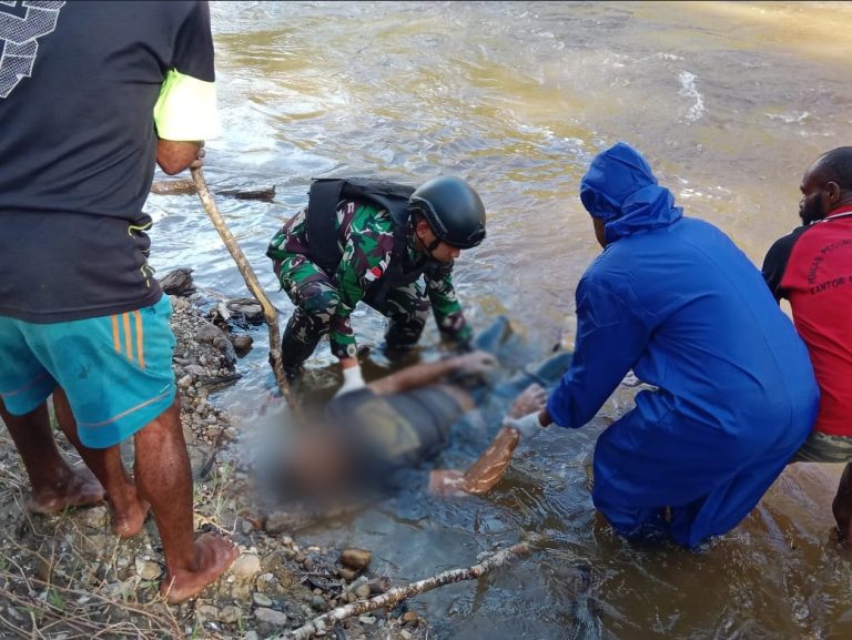 Satgas Pamrahwan Yonif 721Makkasau Evakuasi Korban Hanyut