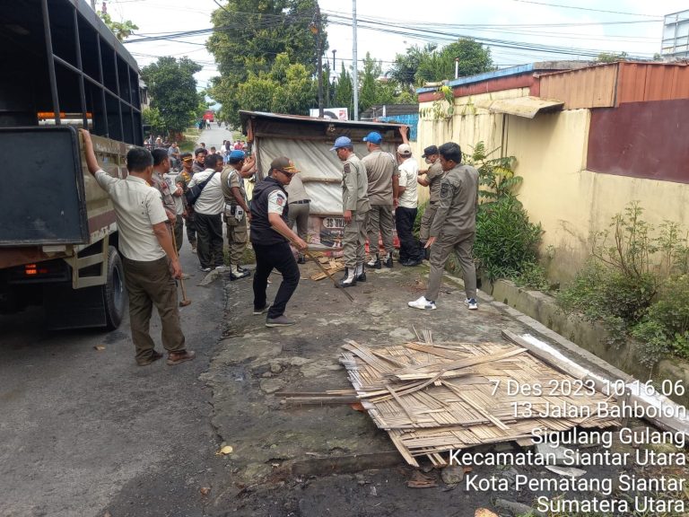 Satpol PP Bongkar Dua Kios Liar di Siantar