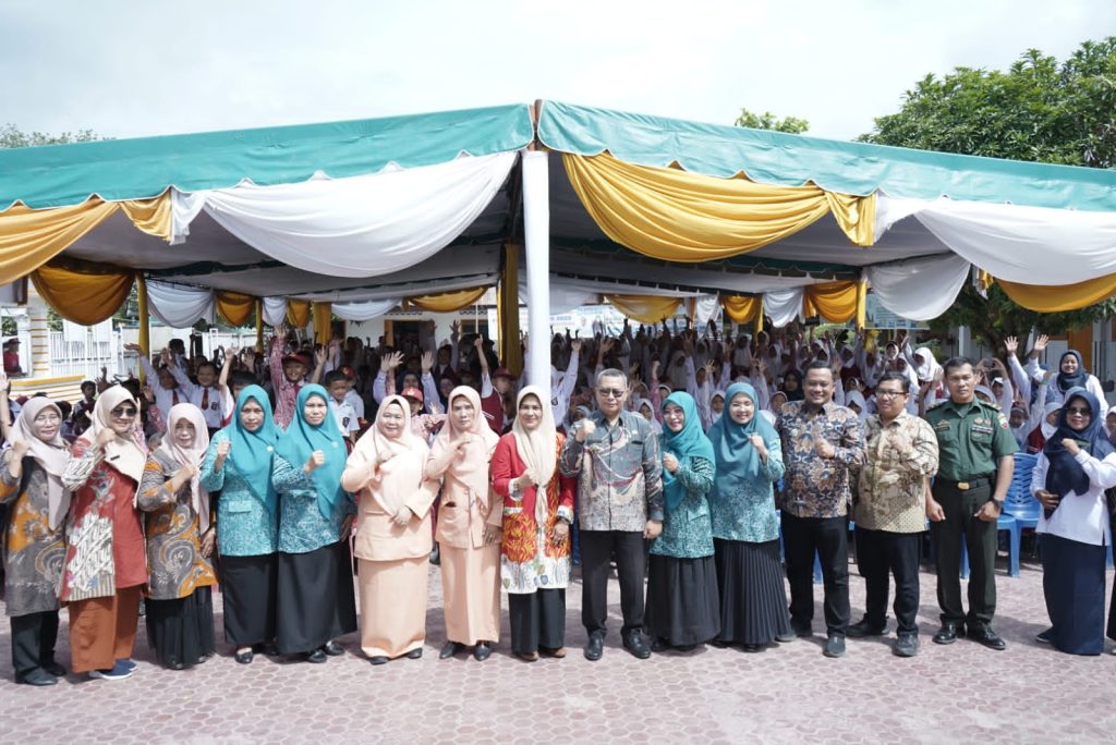 Staf Ahli Bupati Asahan Berikan Makanan Tambahan Kepada 500 Anak Sekolah Dasar