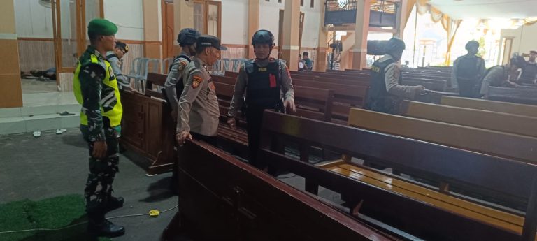 TNI-Polri di Lamongan Lakukan Sterilisasi Gereja