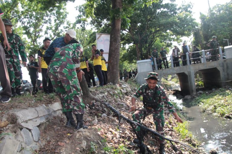 Tiga Pilar Lamongan Bersih-Bersih Saluran Air