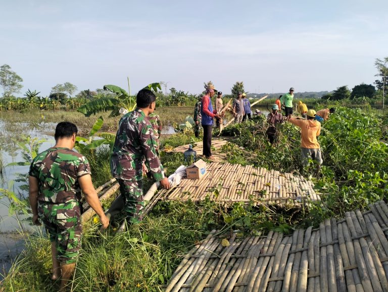 Anggota Koramil Kedungpring Turun Tangan Tangani Tanggul Jebol