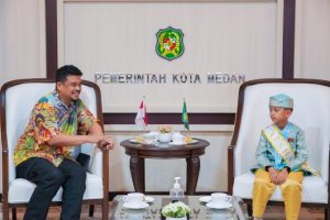 Bobby Hadiahkan Juara Kompetisi Hafiz Indonesia 2024