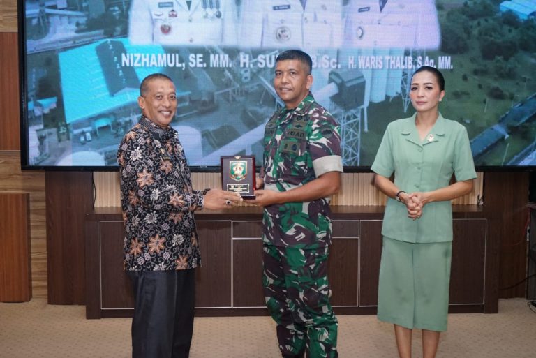 Danrem 022Pantai Timur Terima Plakat Dari Bupati Asahan