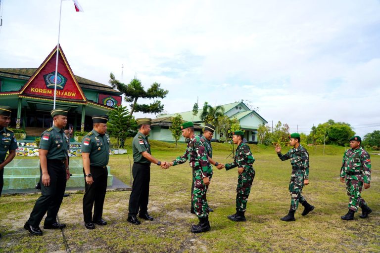 Danrem 121Abw Halal Bihalal dengan Prajurit dan PNS Korem