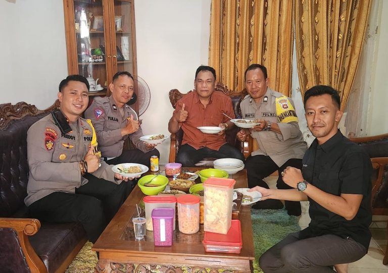 Kapolsek Sungai Kakap dan Anggota Polsek Silaturahmi di Hari Raya Idul Fitri