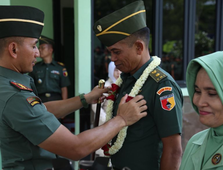 Pedang Pora Warnai Kepergian Kasdim Lamongan