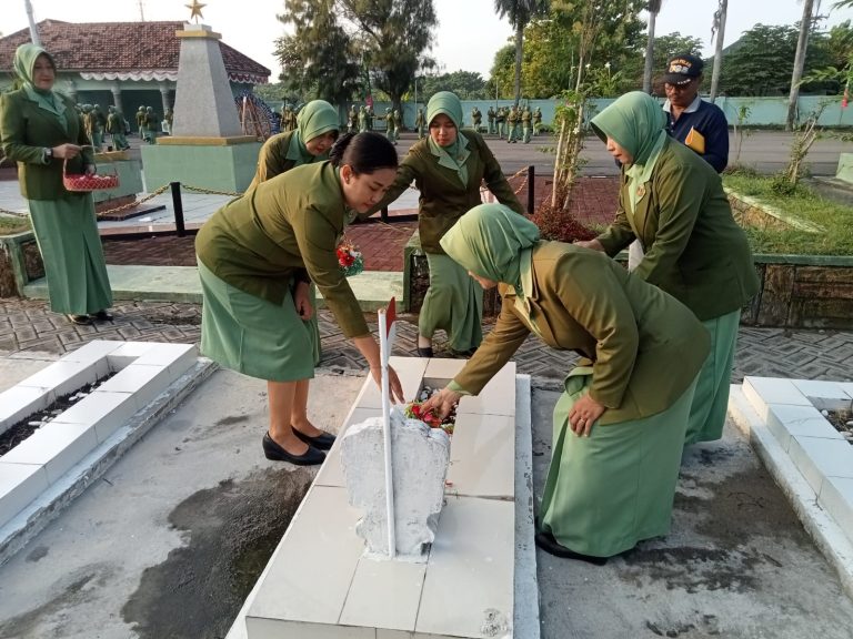 Persit Kodim Lamongan Tabur Bunga