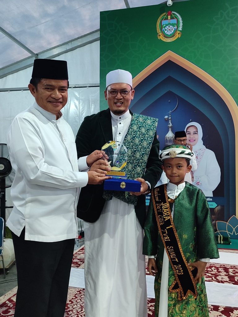 Pj Gubernur Mendapat Penghargaan Sebagai Ayah Duta Dai Cilik TVRI Sumut