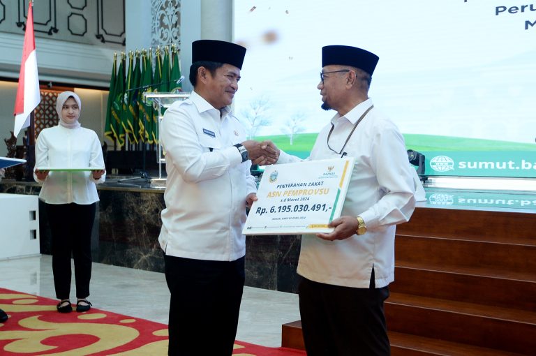 Pj Gubernur Serahkan Zakat ASN Pemprov Sumut Rp6 Miliar