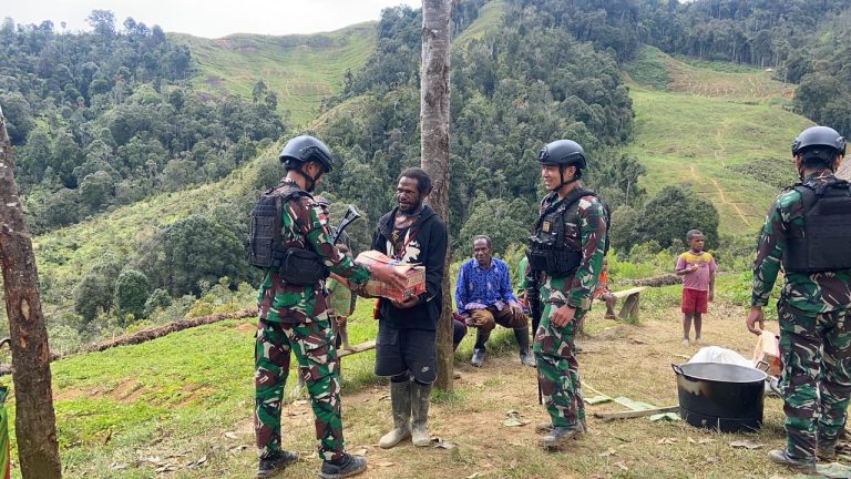 Prajurit Rusa Hitam Hadiri Kedukaan Warga di Desa Gumban