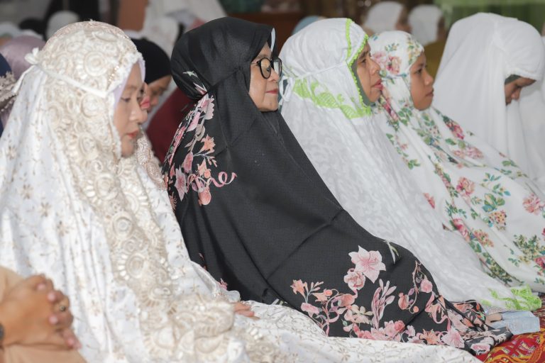 Walkot Susanti Laksanakan Sholat Idul Fitri 1445 H di Mesjid Raya