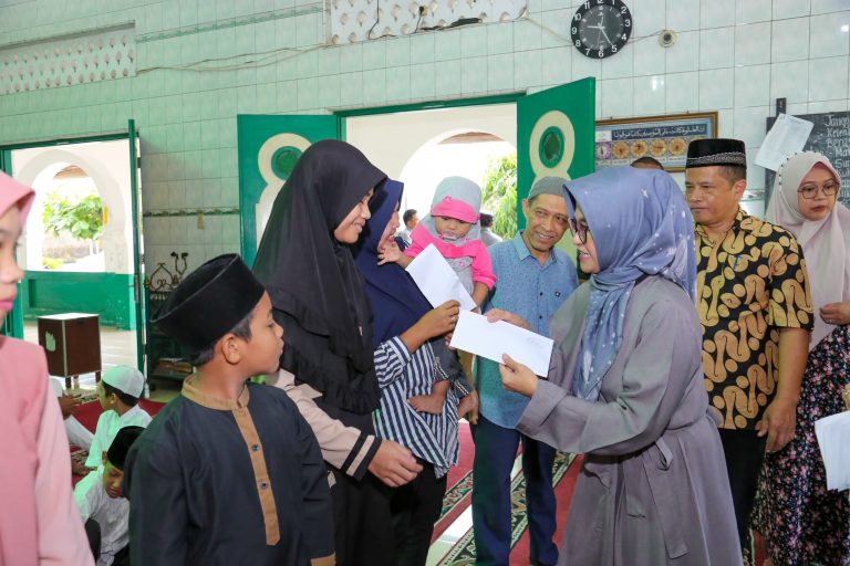 Walkot Susanti Santuni 97 Anak Yatim di Masjid Ash-Sholeh