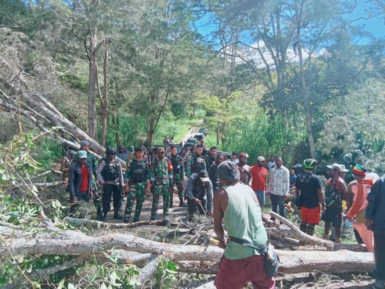 Jalan Penghubung di Blokade, Satgas Yonif 721 Turun Tangan