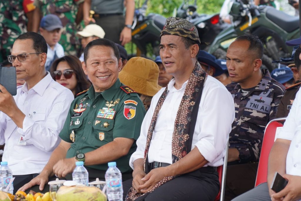 Mayjen TNI Rafael dan Mentan Amran Sulaiman Tinjau Program Pompanisasi di Bangkalan