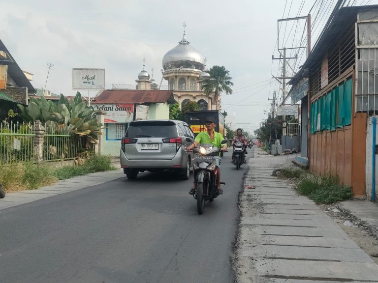 Perbaikan Drainase dan Pengaspalan Jalan Bahagia Selesai