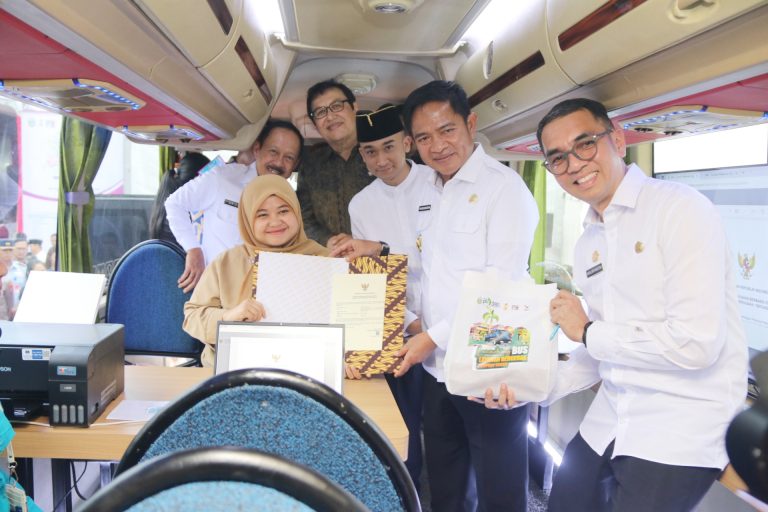 Pj Gubernur Sumut Luncurkan Bus Perizinan Berusaha