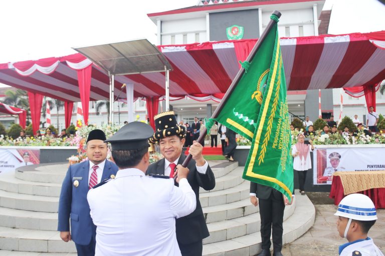 Pj Gubernur Sumut Serahkan Tunggul Kecamatan Terbaik Kategori Kabupaten