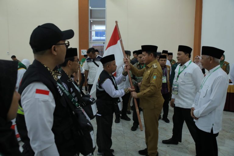 Pj Gubsu Bersama Bupati Asahan Lepas Jema'ah Calon Haji Kloter I