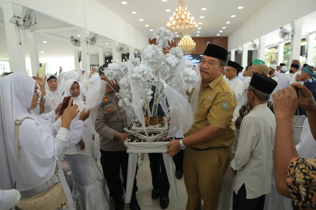 Wabup Asahan Upah-Upah 64 Calon Jama'ah Haji Anggota Korpri Asahan