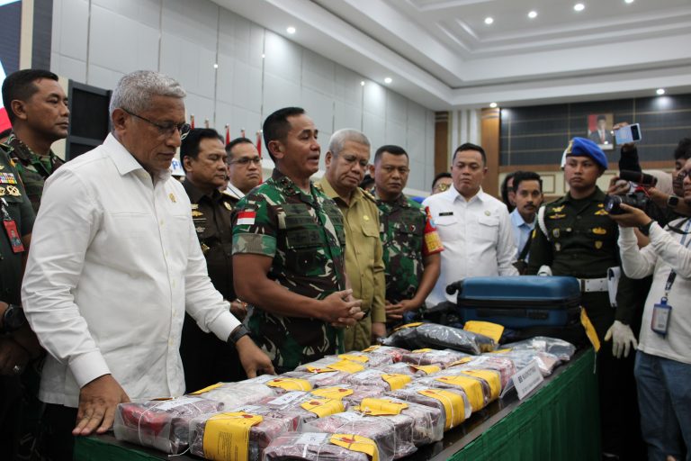 Brigjen TNI Luqman Arief Serahkan Lima Tersangka dan Barbut Sabu 21,2kg