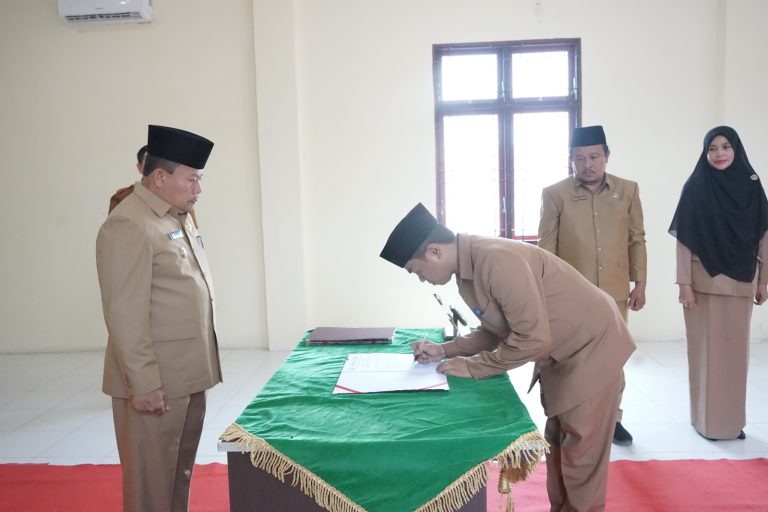 Bupati Lantik 2 Pejabat Administrator Disdukcapil Asahan